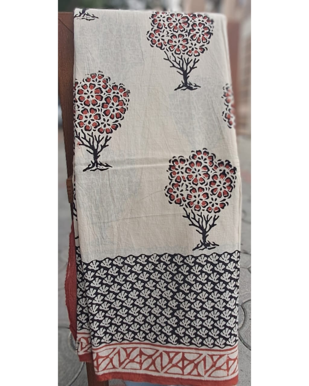 CREAM HANDBLOCK MULMUL SAREE