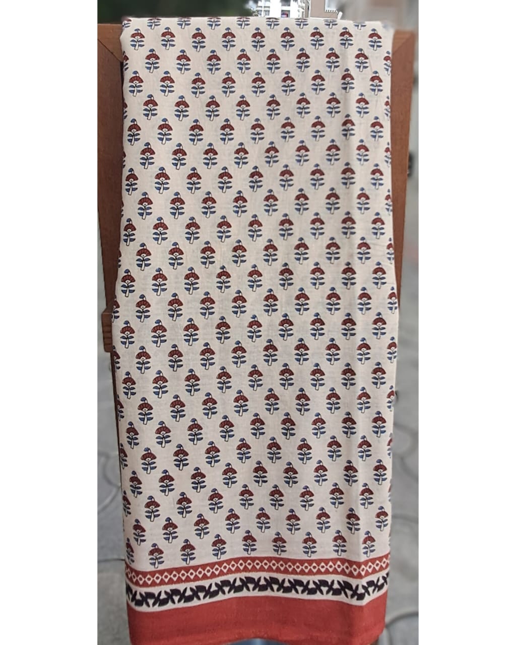 CREAM HANDBLOCK MULMUL SAREE